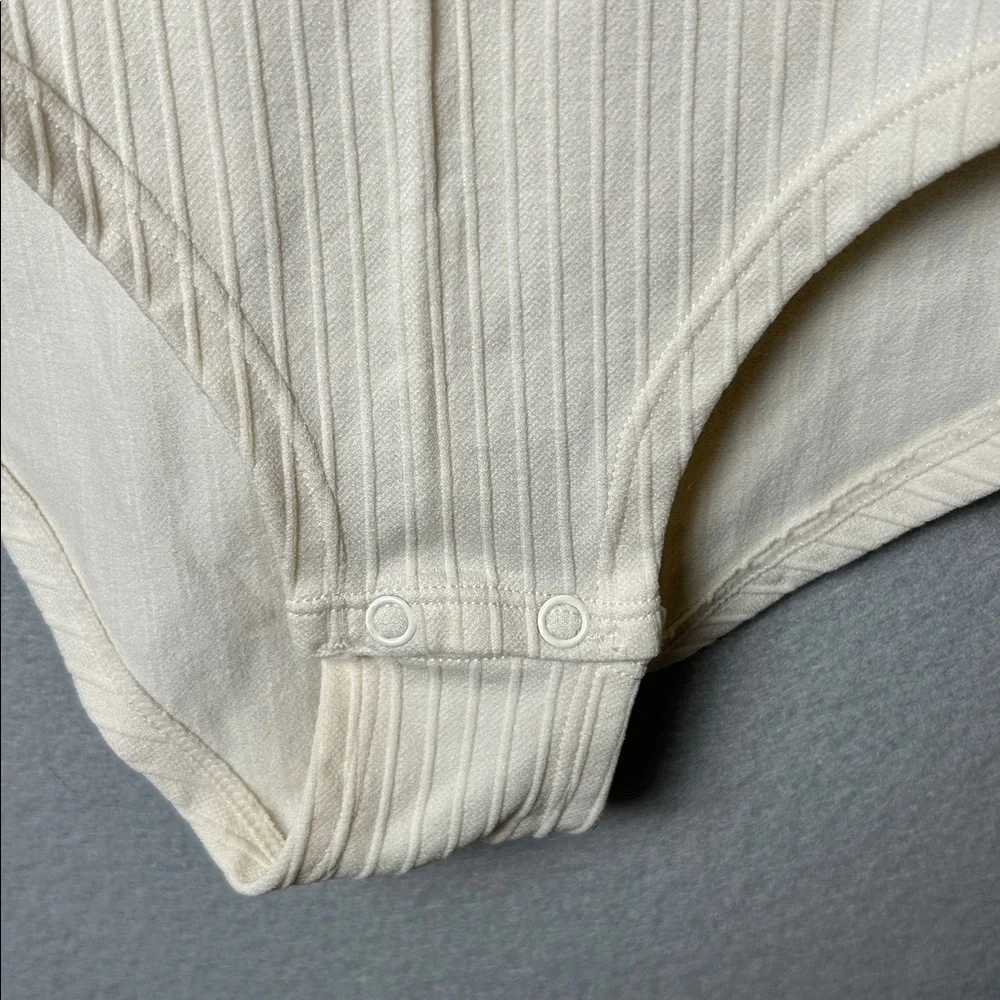 DANSKIN Intimates Bodysuit‎ Cream Ivory Plunge Neck Minimalist basics Sz M